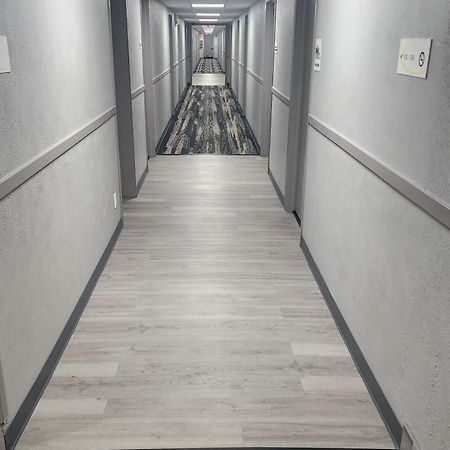 速8罗克福德酒店 外观 照片